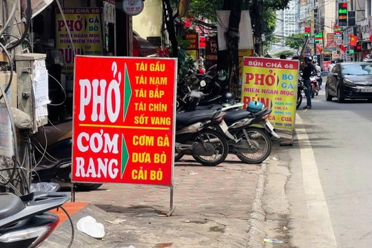 Hà Nội: Nhếch nhác, bất an từ biển quảng cáo lấn chiếm vỉa hè