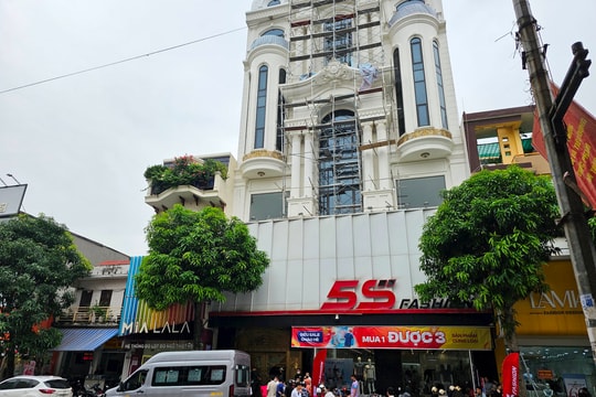 Cảnh sát đồng loạt xuất hiện tại căn nhà của trùm giang hồ xứ Thanh