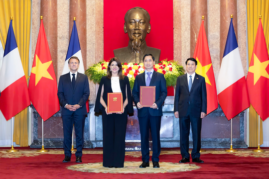 Tổng thống Pháp và Chủ tịch nước chứng kiến trao văn kiện hợp tác chuyển giao công nghệ sản xuất vắc xin giữa VNVC và Sanofi