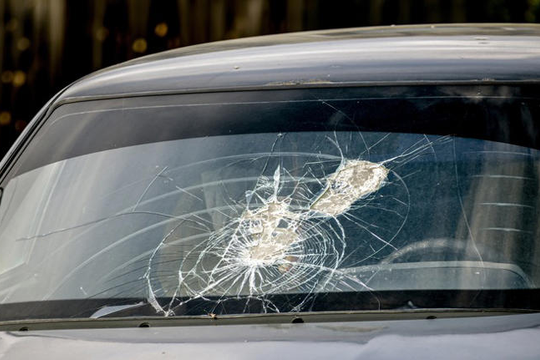 Vết nứt kính chắn gió nhỏ: nên sửa ngay hay chờ vỡ to?