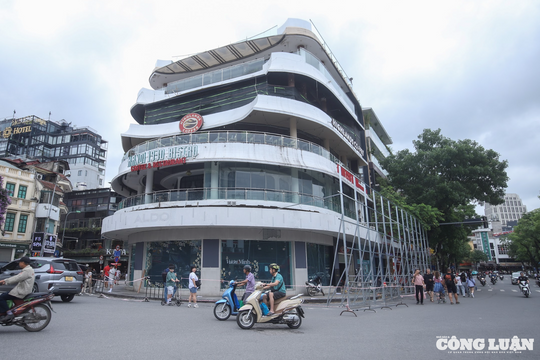 'Hàm Cá Mập' được quây rào chắn, chuẩn bị cho việc tháo dỡ