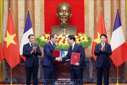 Chủ tịch nước Lương Cường và Tổng thống Pháp chứng kiến lễ trao văn kiện hợp tác
