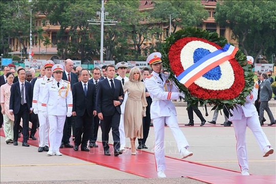 Tổng thống Pháp và Phu nhân vào lăng viếng Chủ tịch Hồ Chí Minh; tưởng niệm các anh hùng liệt sĩ