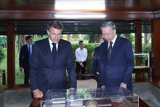 Tổng Bí thư Tô Lâm và Tổng thống Pháp thăm Khu di tích Chủ tịch Hồ Chí Minh tại Phủ Chủ tịch