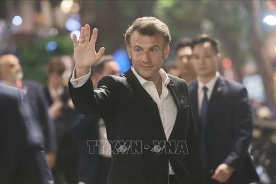 Tổng thống Pháp Emmanuel Macron và Phu nhân dạo phố cổ Hà Nội