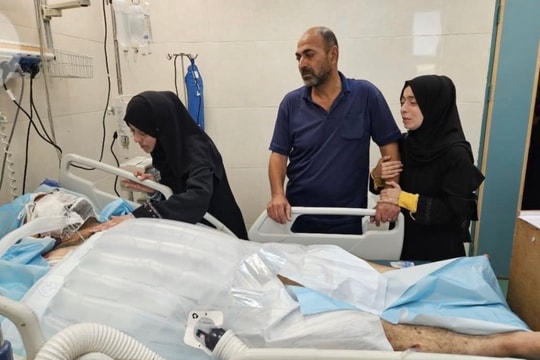 Bác sĩ mất 9 người con trong vụ tấn công của Israel vẫn đang nguy kịch