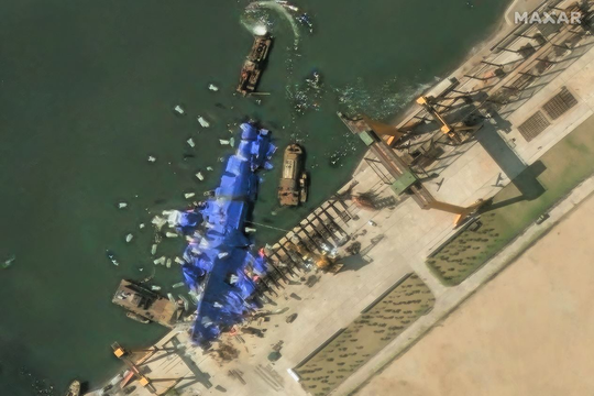 Triều Tiên có thể đang dùng khinh khí cầu để cứu chiến hạm bị lật