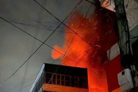 Bắc Giang: Cháy ô tô lan nhanh, thiêu rụi 4 ngôi nhà trong đêm