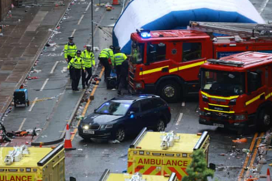 Video đâm xe kinh hoàng vào đám đông CĐV Liverpool
