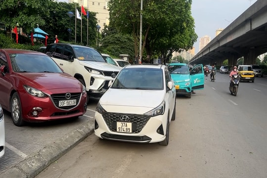 Đường Nghiêm Xuân Yêm bị chiếm dụng làm bãi đỗ xe tự phát gây mất trật tự đô thị