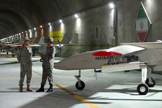 Iran trình làng máy bay không người lái chiến đấu cất và hạ cánh thẳng đứng