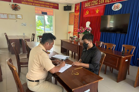 Xử phạt tài xế xe ba gác chạy ngược chiều, chặn đầu xe ô tô