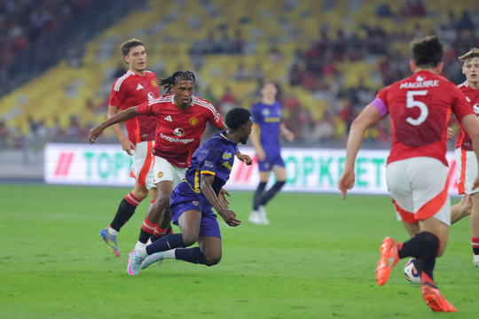 Thầy trò HLV Kim Sang Sik góp công lớn giúp Các Ngôi sao Đông Nam Á hạ gục M.U