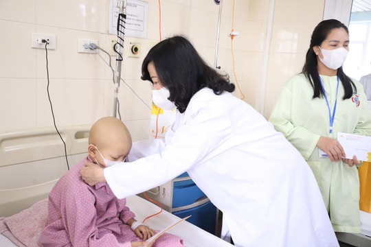 Bộ trưởng Bộ Y tế thăm và tặng quà các bệnh nhi tại Bệnh viện K