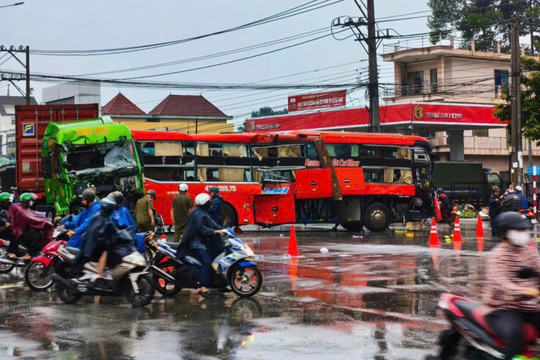 Bình Dương: 5 người nhập viện sau va chạm giữa xe khách và container