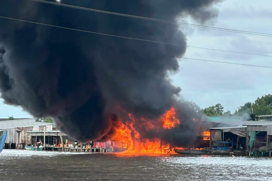 Cây xăng bốc cháy dữ dội, chủ và nhân viên hoảng loạn tháo chạy