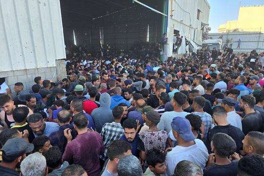 Người dân đói khổ tràn vào kho lương thực Liên hợp quốc ở Gaza, nhiều người thương vong