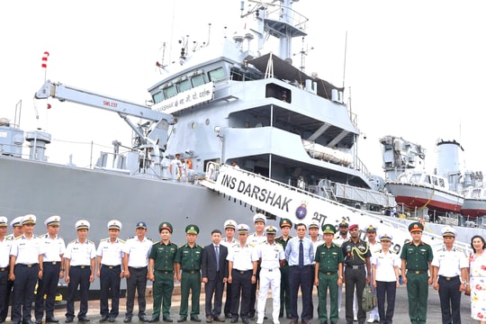 Tàu hải quân Ấn Độ đến thăm TP HCM