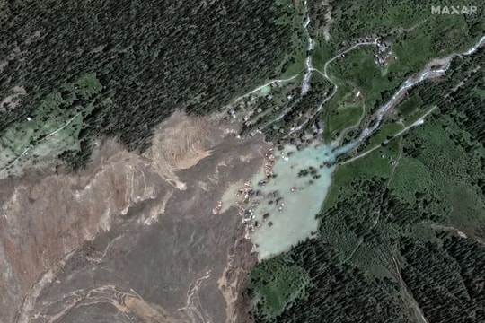 Ảnh vệ tinh cho thấy hậu quả của vụ sụp đổ sông băng ở Thụy Sĩ