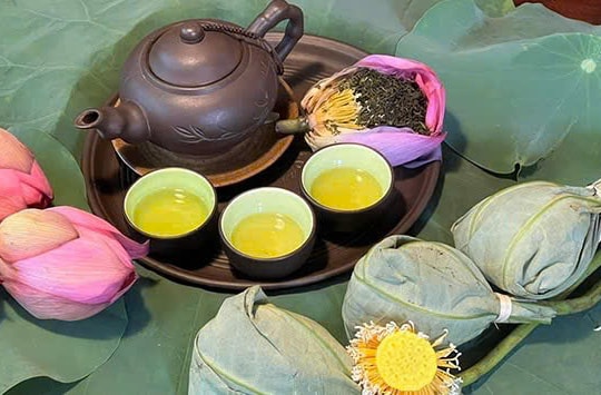 Thưởng thức trà sen Tây Hồ