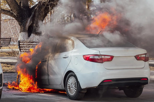 ‏Dầu máy rò rỉ có thể gây cháy xe không?‏