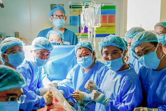 Bộ trưởng Y tế khen ê-kíp cứu thai nhi 25 tuần tuổi cho sản phụ Singapore