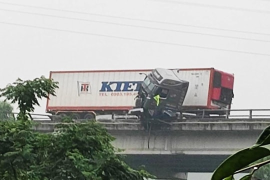 Ô tô đâm đổ lan can, cabin treo lơ lửng trên cao tốc Nội Bài – Lào Cai