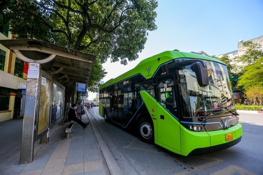 Vận hành thí điểm tuyến buýt điện lộ trình Kim Mã - thị trấn Đông Anh