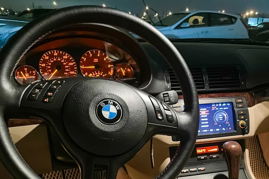 ‏Vì sao bảng đồng hồ BMW lại phát sáng màu cam?‏
