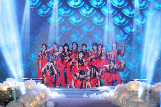 'Chạm 18: The Glanz' - Sự kiện ý nghĩa của học sinh THPT Chuyên Khoa học Xã hội và Nhân văn