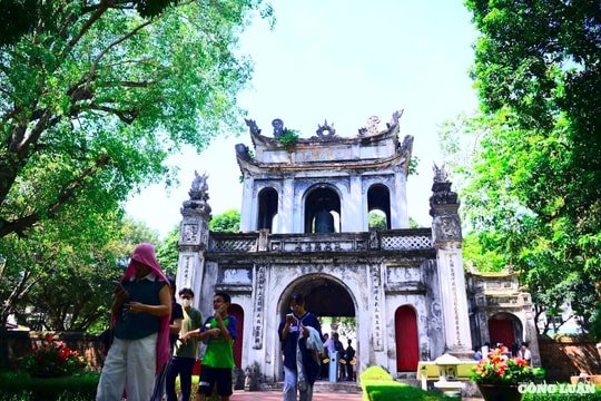 Sĩ tử đến Văn Miếu - Quốc Tử Giám gửi gắm những kỳ vọng trước kỳ thi tuyển sinh lớp 10