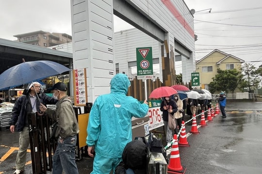Người dân Nhật Bản xếp hàng dưới mưa mua gạo dự trữ giá rẻ