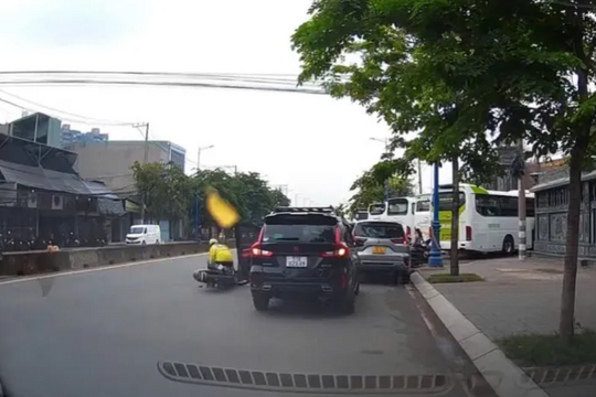 Mở cửa ô tô gây tai nạn, tài xế bị phạt hơn 20 triệu đồng