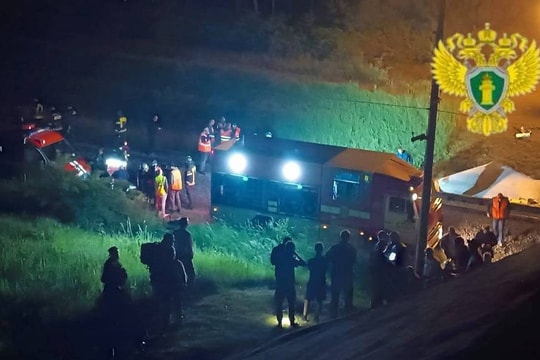 Sập cầu khiến tàu hỏa trật bánh ở vùng biên giới Nga, hàng chục người thương vong