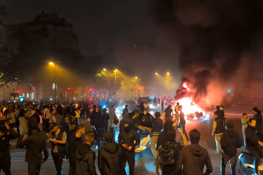 Những cảnh tượng hỗn loạn và bạo lực trong lễ ăn mừng vô địch Champions League của PSG