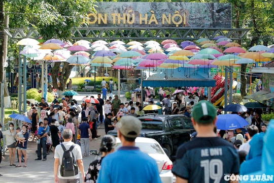 Vườn bách thú Hà Nội đông nghịt người trong ngày Quốc tế Thiếu nhi