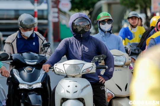 Người dân Hà Nội ‘trùm kín’ chống chọi nắng nóng ngày đầu hè
