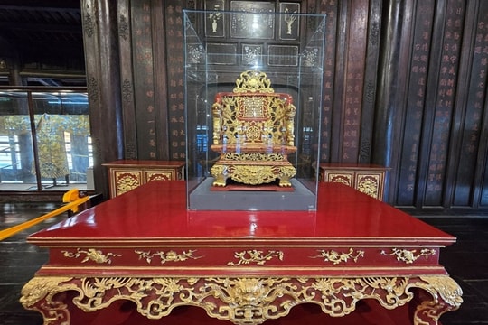 Ba ngai vua thời Nguyễn ở Huế được lắp đặt lồng kính bảo vệ