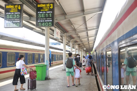 Đường sắt chạy thêm tàu khách nối TP.HCM với các tỉnh miền Trung