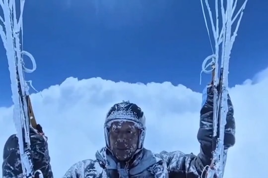 Tranh cãi về video sống sót qua đám mây của phi công dù lượn Trung Quốc