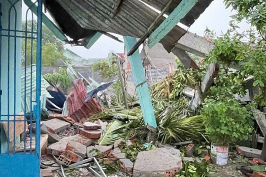 Long An: Sập tường rào cao 8m khiến 3 người thương vong