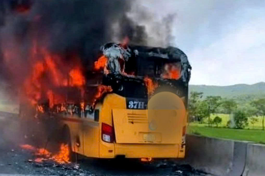 Xe khách giường nằm bốc cháy dữ dội trên cao tốc