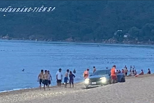 Lái ôtô xuống bãi biển Quy Nhơn, tài xế bị phạt 6 triệu đồng