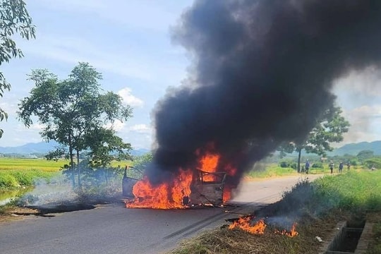 Ô tô 4 chỗ cháy rụi khi đang chở hai con đi làm thủ tục dự thi ở Phú Thọ
