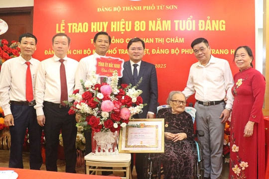 Bí thư Tỉnh ủy Bắc Ninh trao Huy hiệu 80 năm tuổi Đảng tại thành phố Từ Sơn