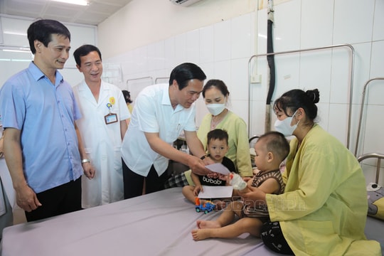 Phó Chủ tịch UBND tỉnh Bắc Ninh thăm và tặng quà bệnh nhi tại Bệnh viện Sản - Nhi Bắc Ninh
