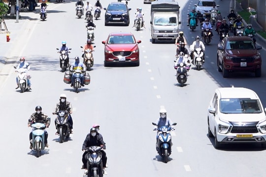 Hà Nội nắng nóng như 'đổ lửa', người dân chật vật chống chọi