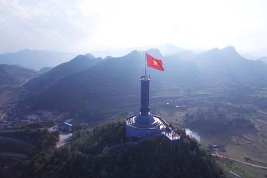 Cột cờ Quốc gia Lũng Cú tạm dừng đón khách tham quan