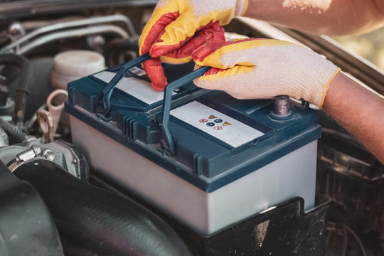 Vì sao ắc quy ô tô có lỗ thông hơi?