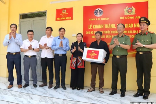 Bước chân của lực lượng Công an nhân dân đi qua mỗi miền đất để lại cho đồng bào những ngôi nhà '3 cứng'